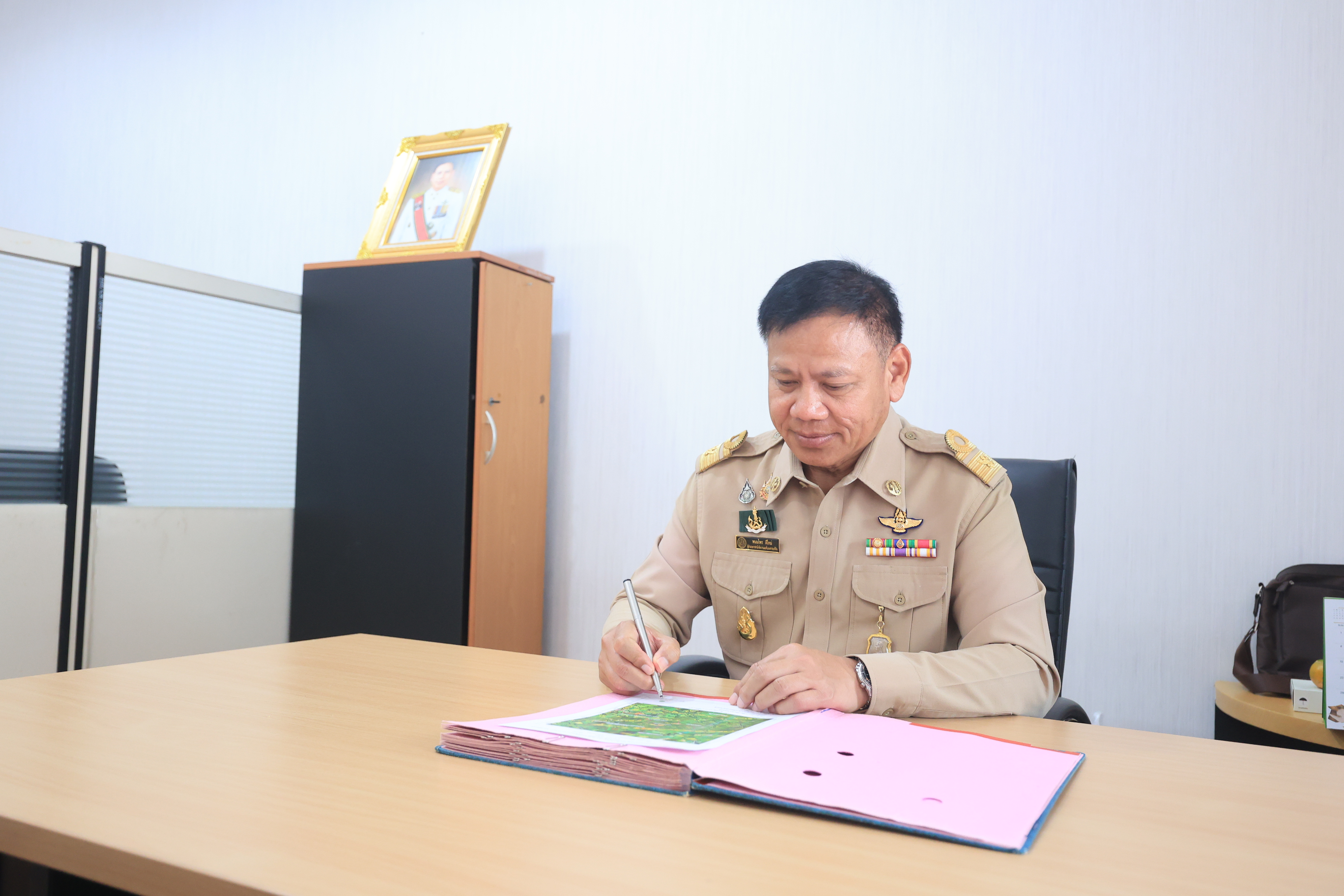 title - ผู้ตรวจราชการกรม ส.ป.ก. สักการะสิ่งศักดิ์สิทธิ์และรายงานตัวเนื่องในโอกาสเข้ารับตำแหน่งใหม่